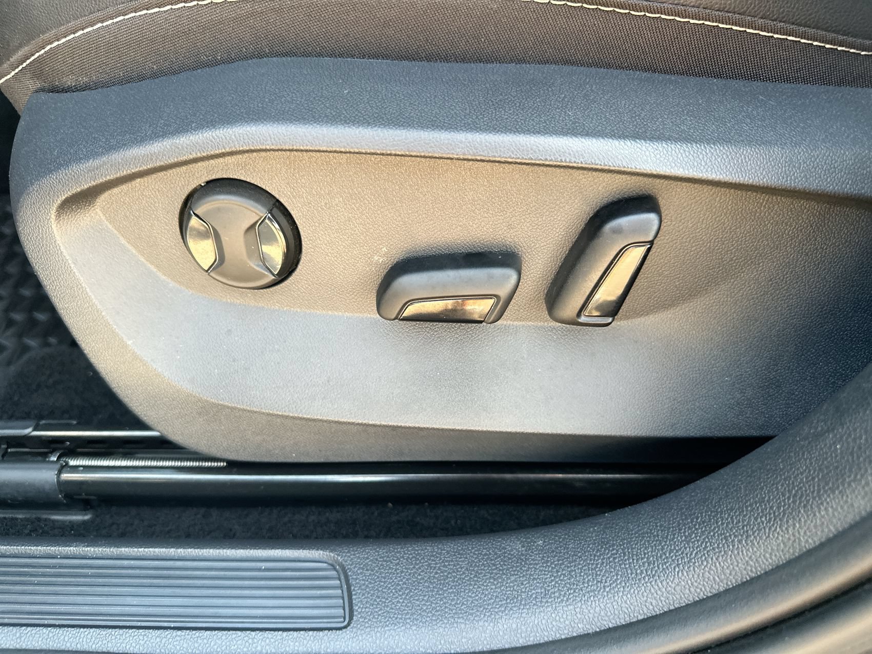 2023 Volkswagen Taos SE - Photo 12