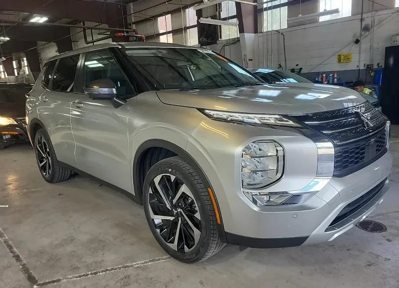 Used 2022  Mitsubishi SE Launch Edition image 2