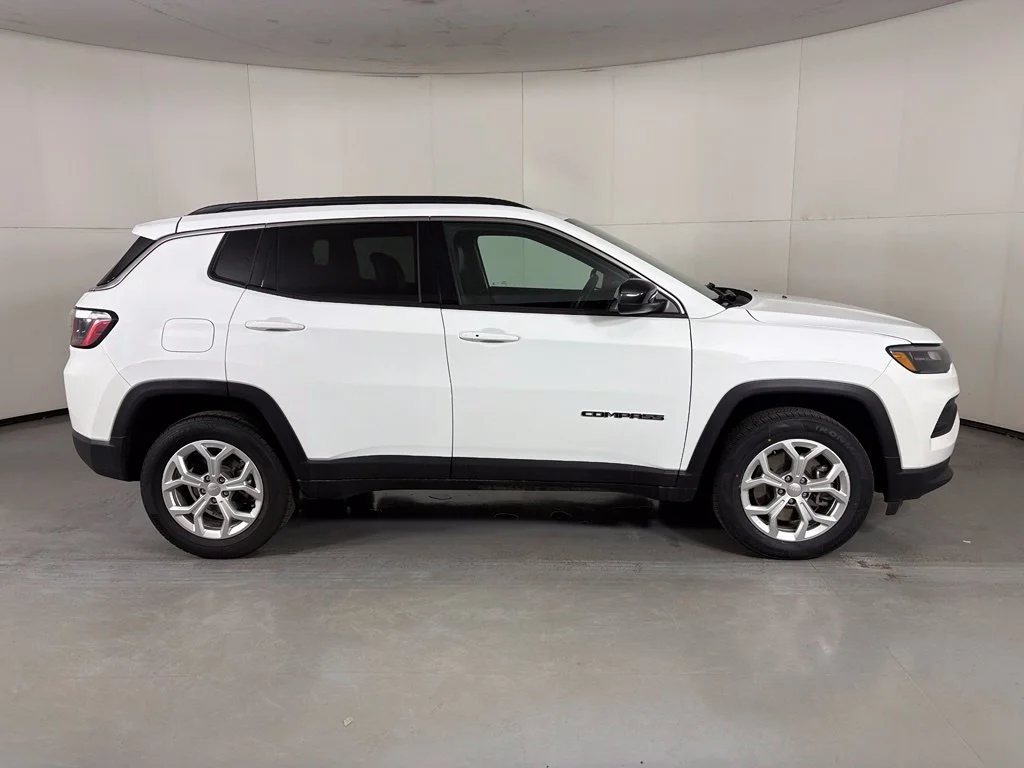 Used 2024 White Jeep Latitude image 9