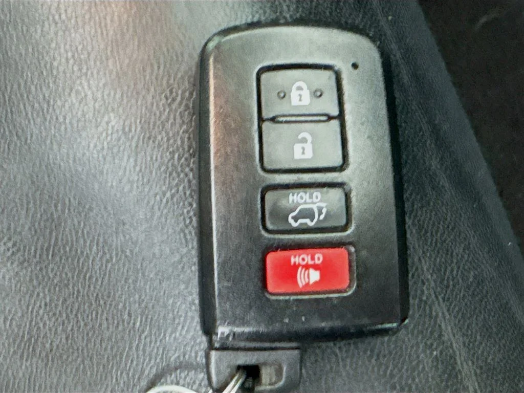 Used 2018 Gray Toyota XLE image 39