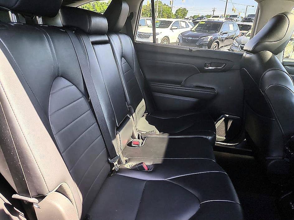 Used 2022 Midnight Black Metallic Toyota XLE image 31