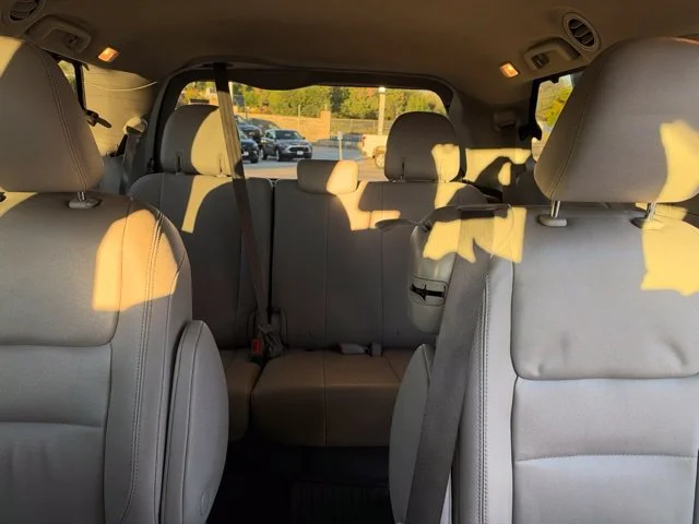 Used 2018 Silver Toyota XLE image 14