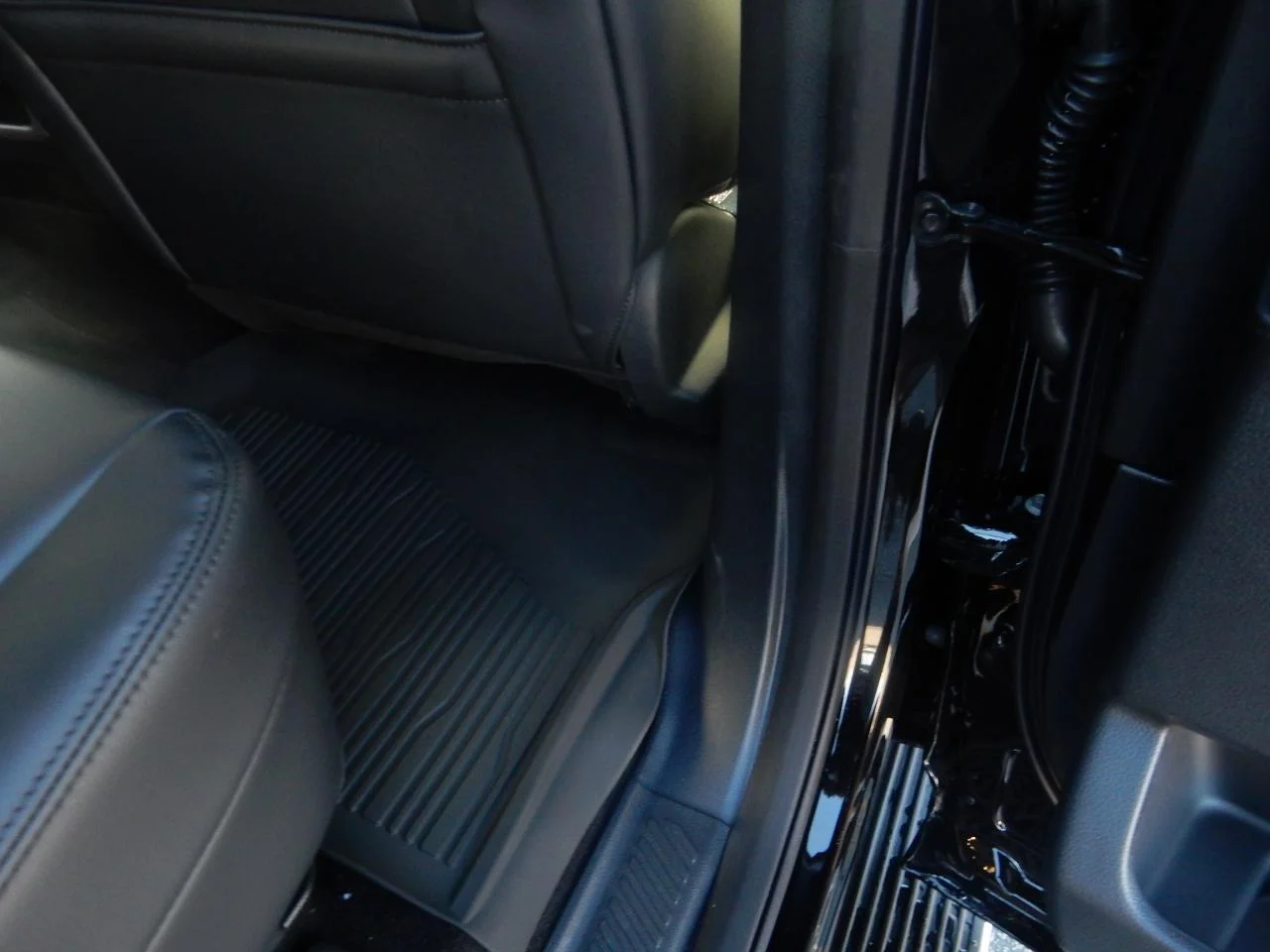 New 2022 Black Ford XLT 4X2 image 13