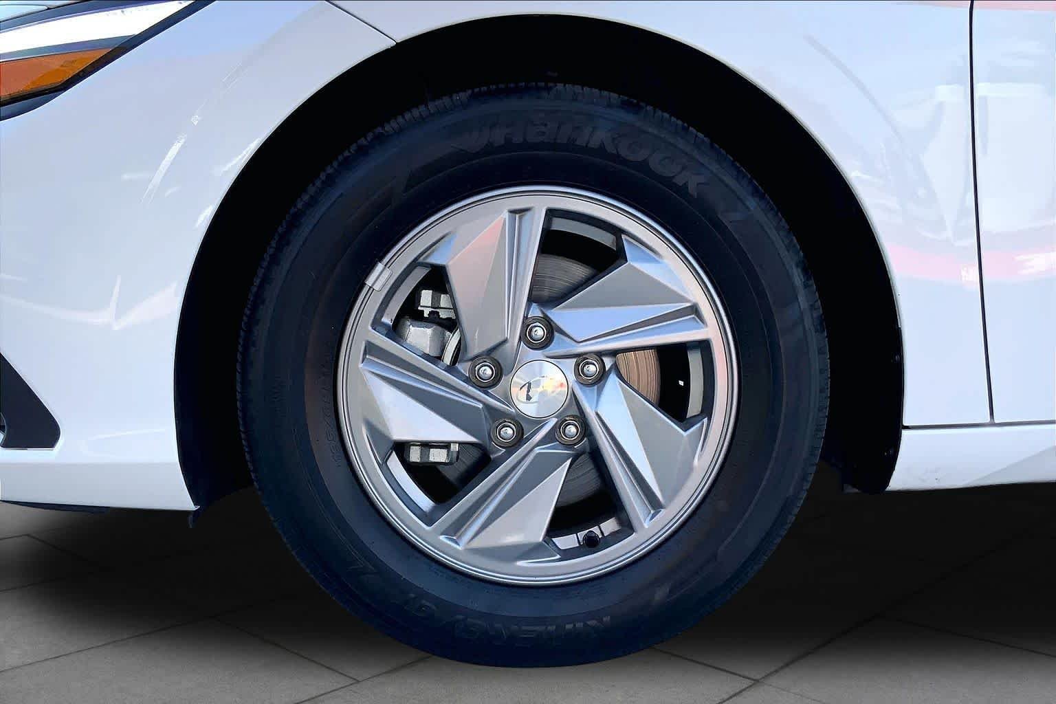 Used 2025 Serenity White Hyundai SE image 10