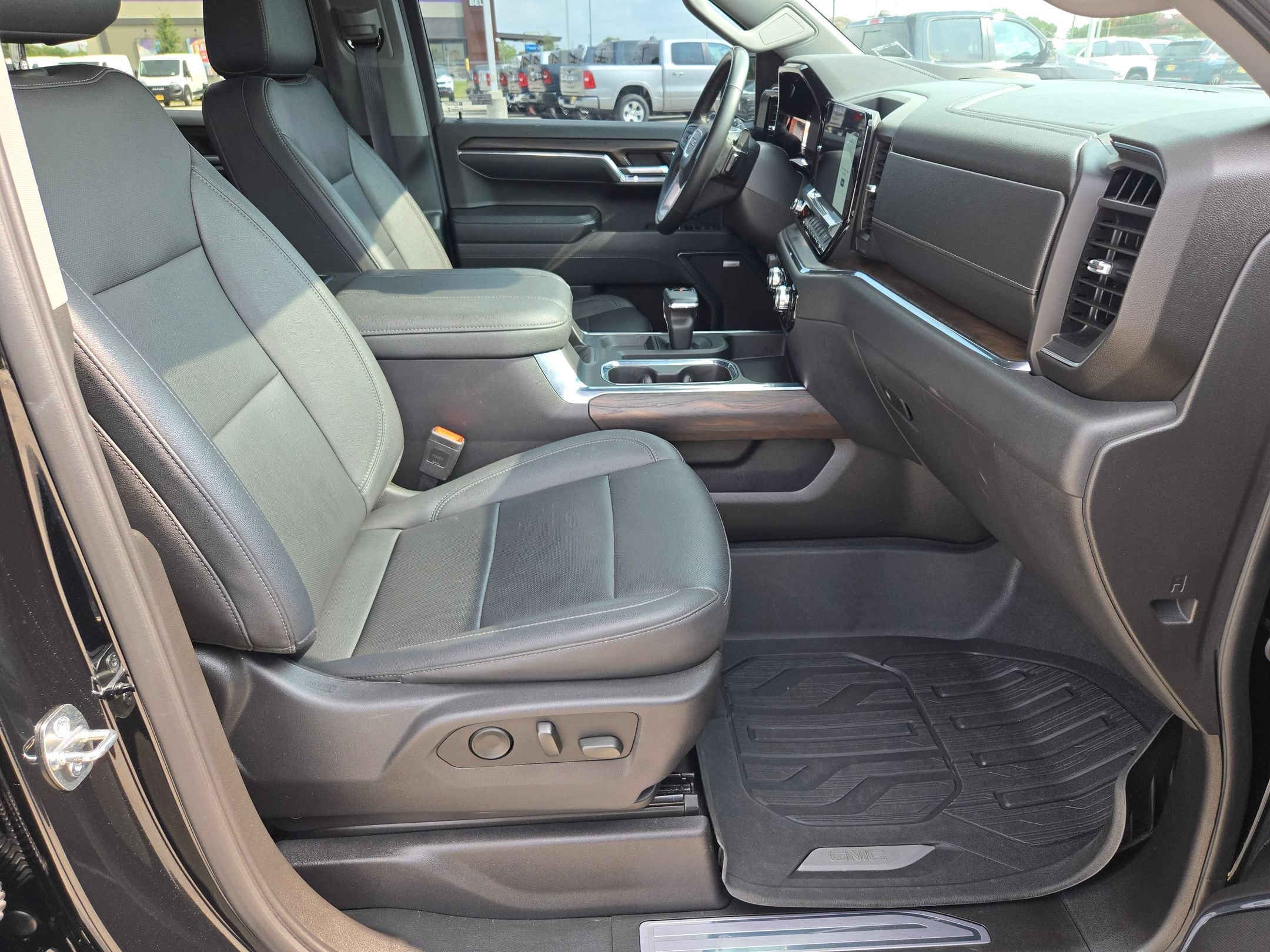 Certified Used 2024 Onyx Black GMC SLT image 27