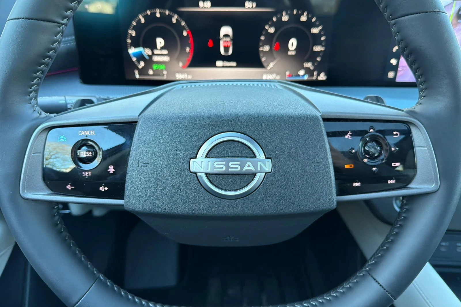 Used 2025 Everest White Pearl Tricoat Nissan SL image 23
