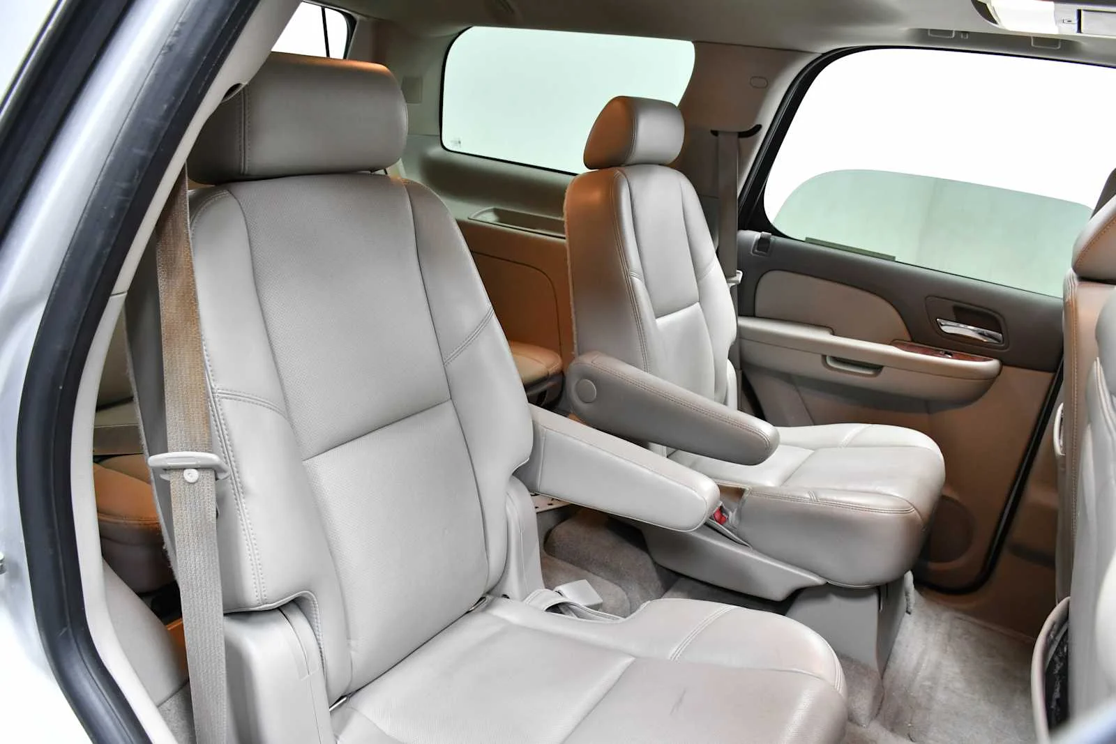 Used 2010 Sheer Silver Metallic Chevrolet LTZ image 22
