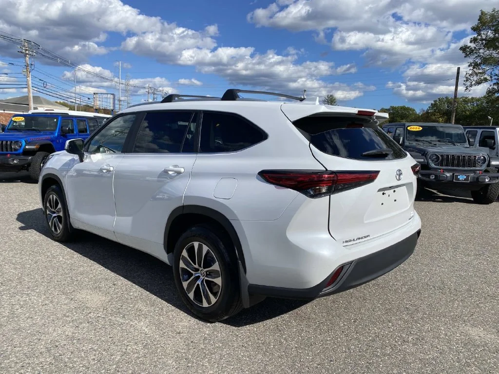 Used 2023 Beige Toyota XLE image 7