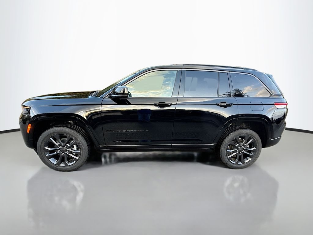 New 2026 Diamond Black Crystal Pearl-Coat Exterior Paint Jeep Limited Reserve image 7
