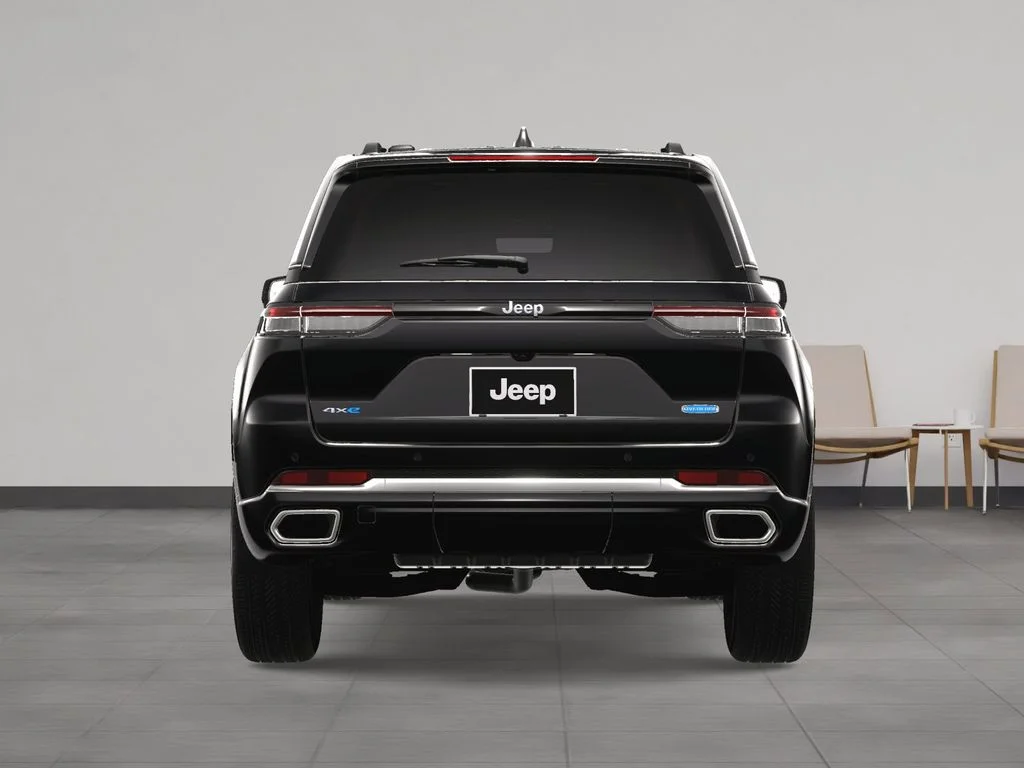 New 2024 Diamond Black Crystal Pearl-Coat Exterior Paint Jeep Overland 4xe image 11