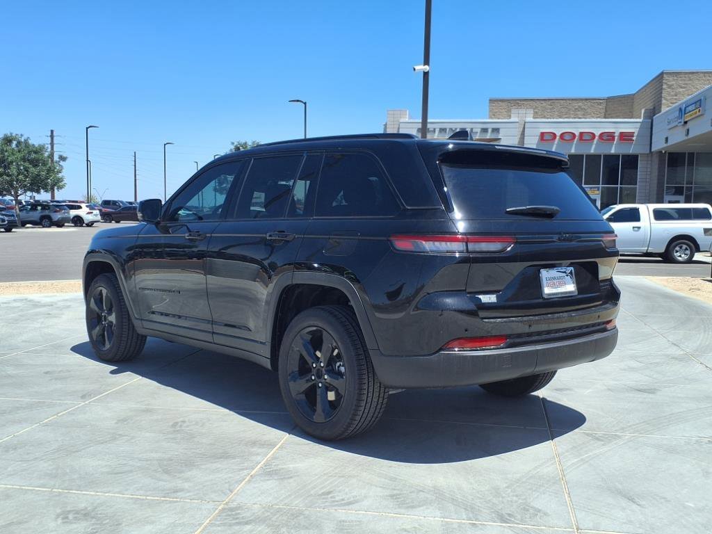 New 2025 Diamond Black Crystal Pearl-Coat Exterior Paint Jeep Limited image 4