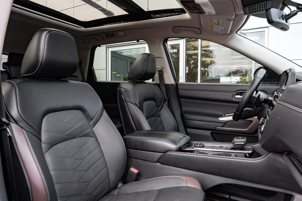 Used 2025 Black Nissan Platinum image 30