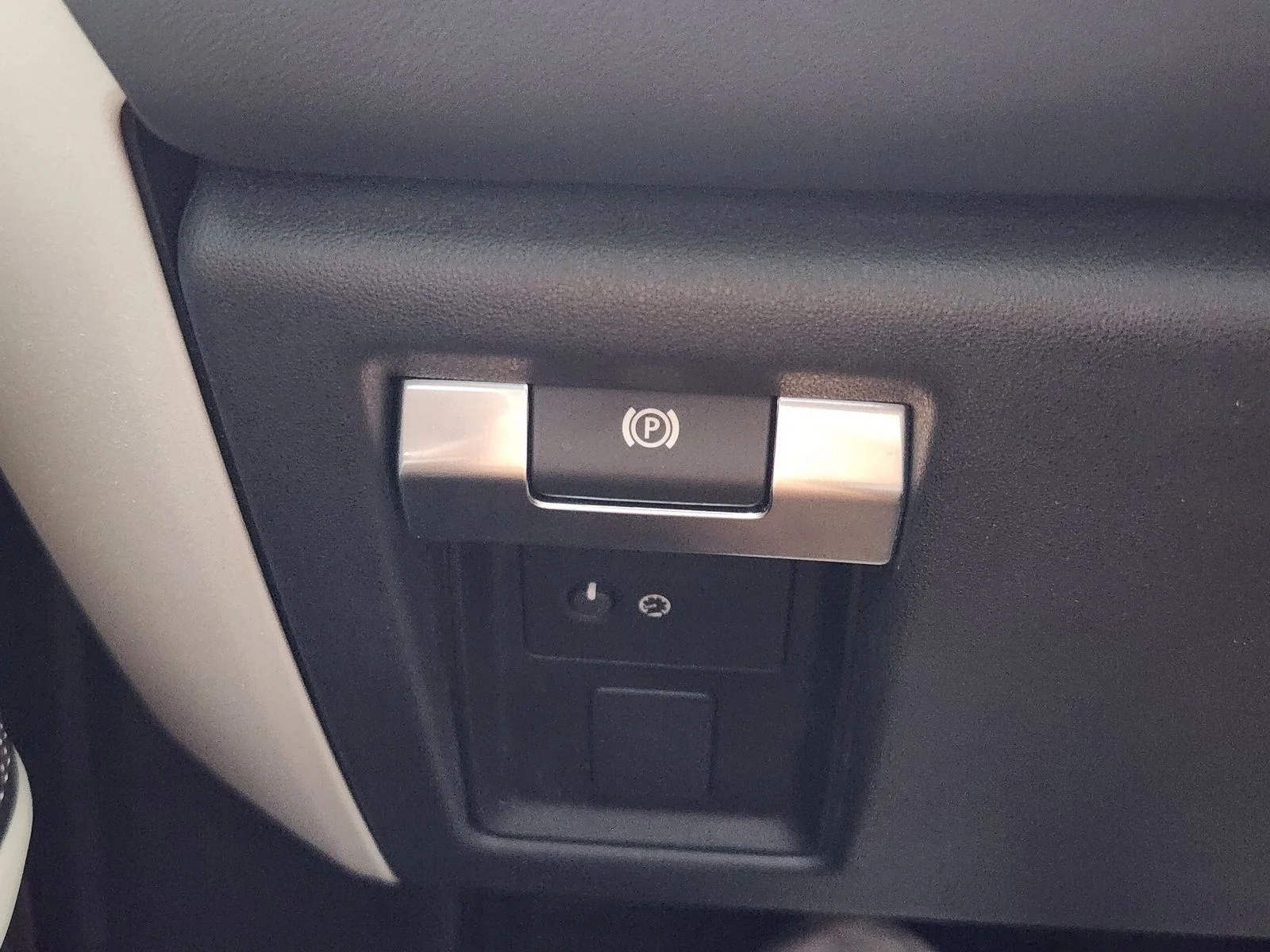 Used 2020 Green Land Rover HSE image 21