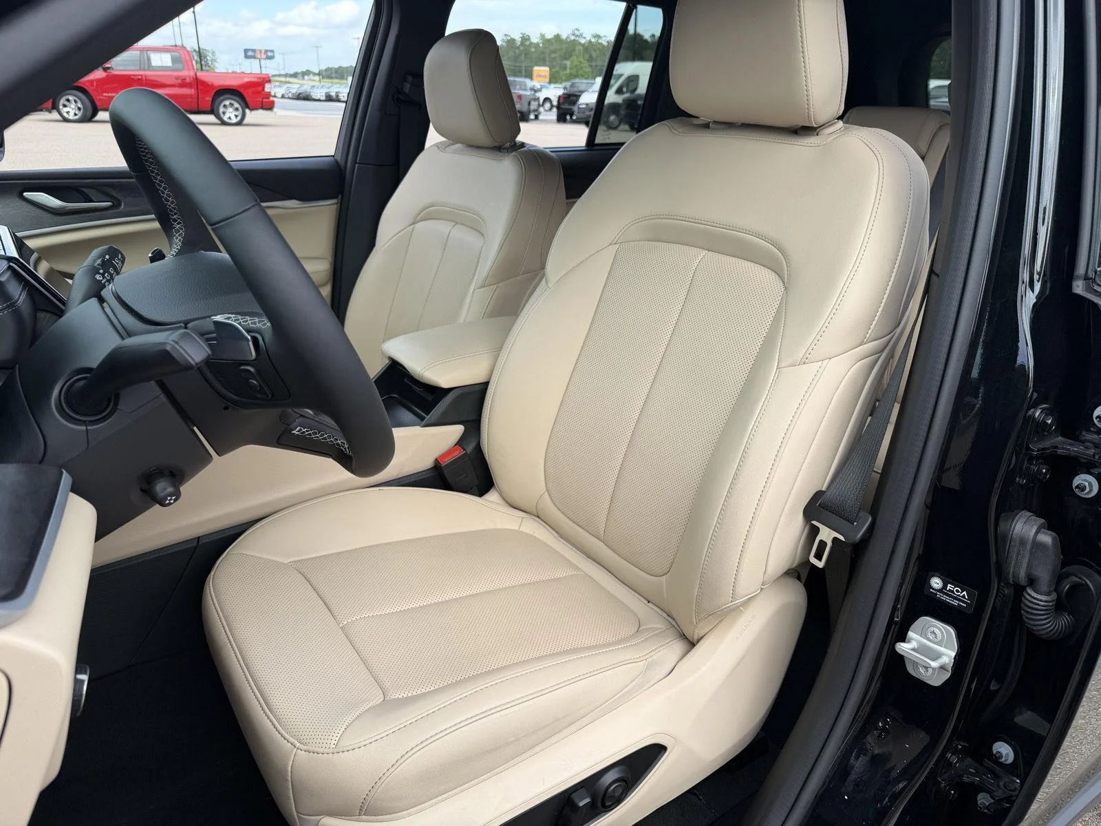Used 2025 Diamond Black Crystal Pearlcoat Jeep Limited image 17