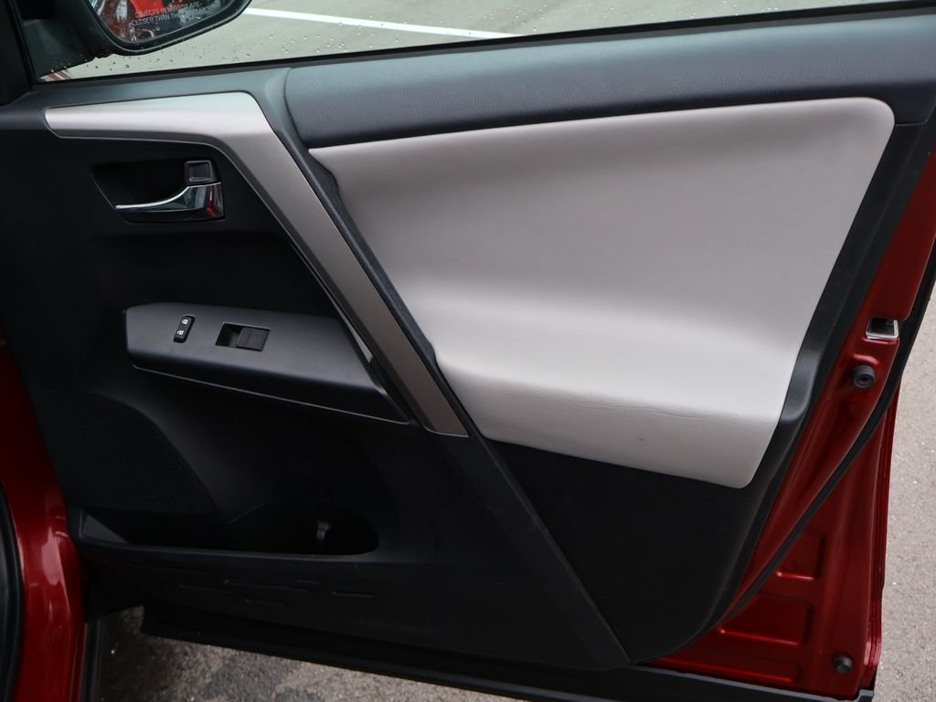 Used 2018 Red Toyota XLE image 11