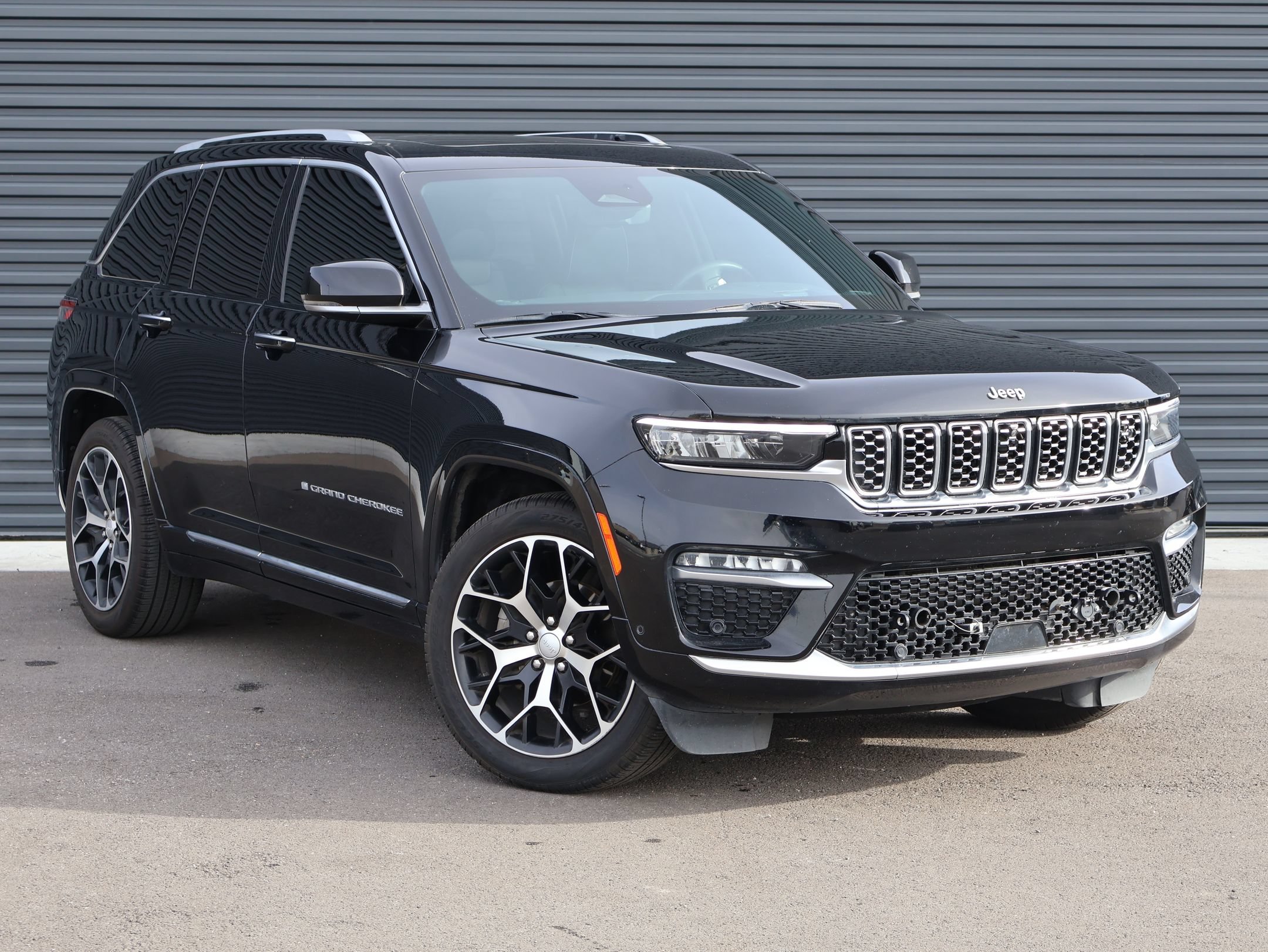 Used 2023 Diamond Black Crystal Pearlcoat Jeep Summit Reserve image 3