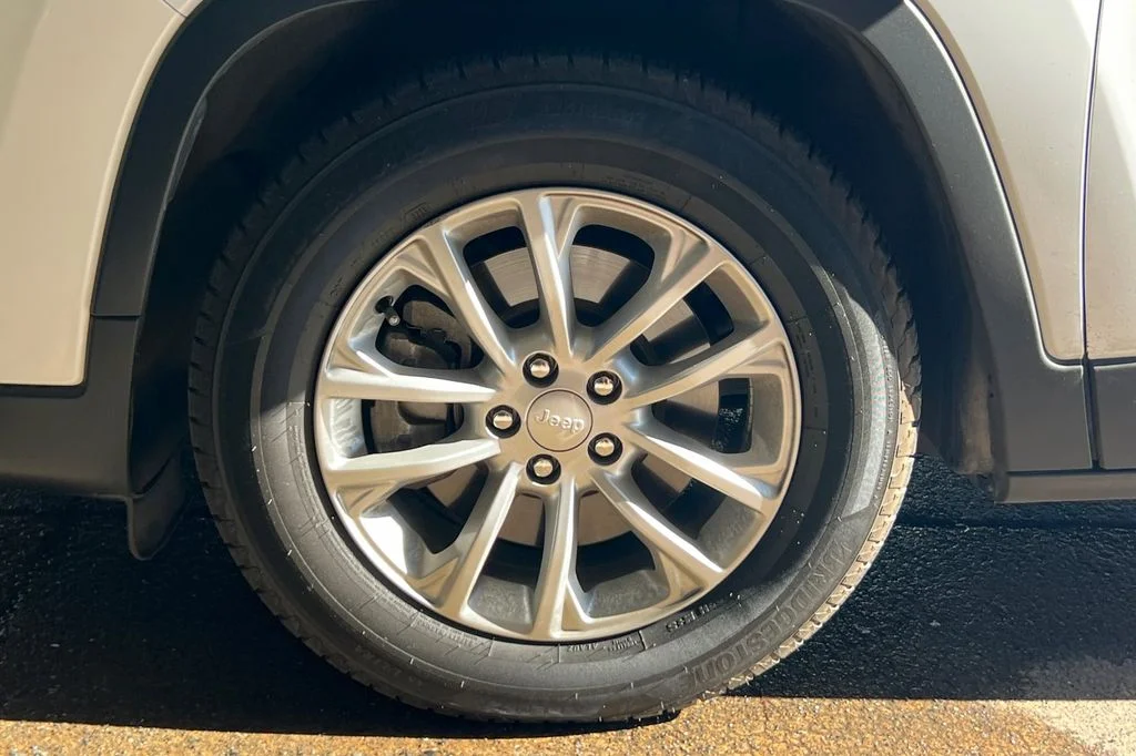 Used 2019 White Jeep Latitude image 5