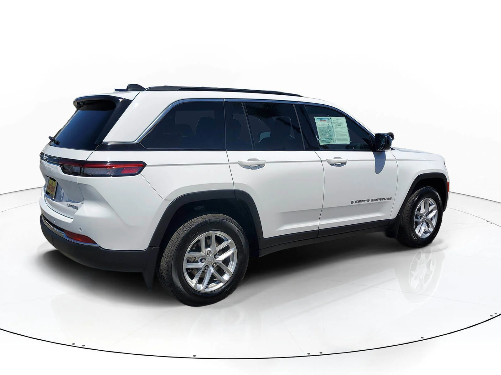 Used 2025 White Jeep Laredo X image 3