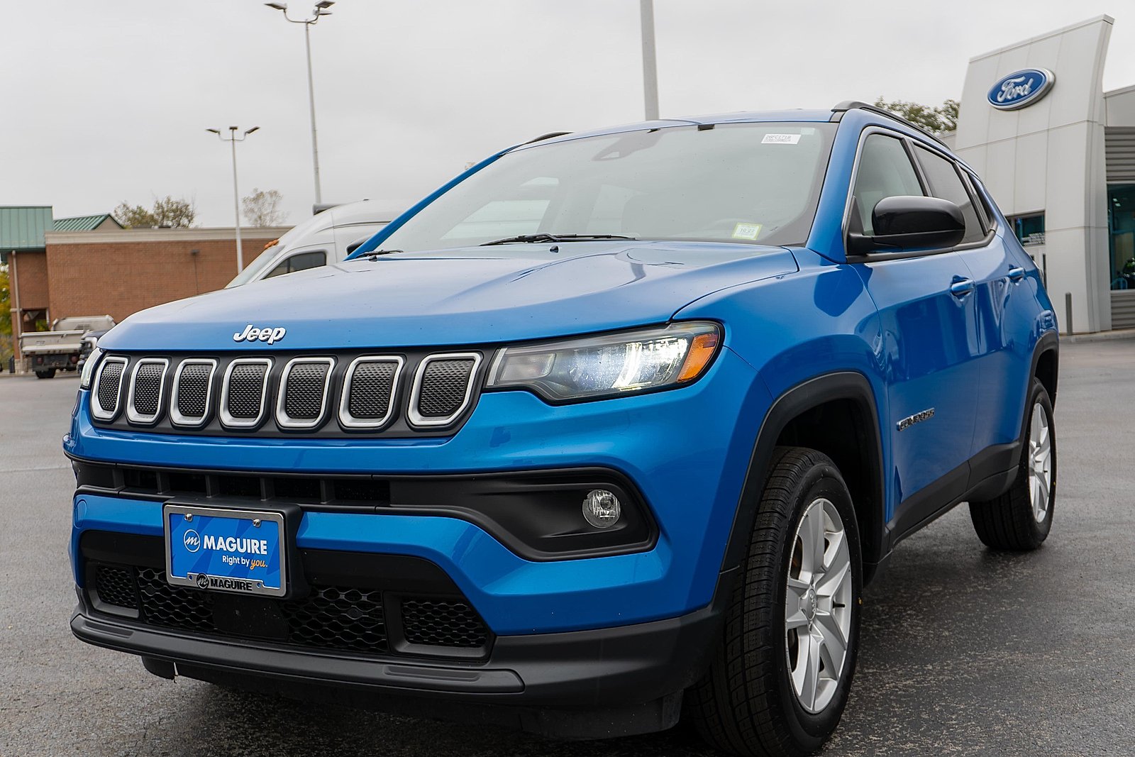 Used 2022 Laser Blue Pearlcoat Jeep Latitude 4x4 image 2
