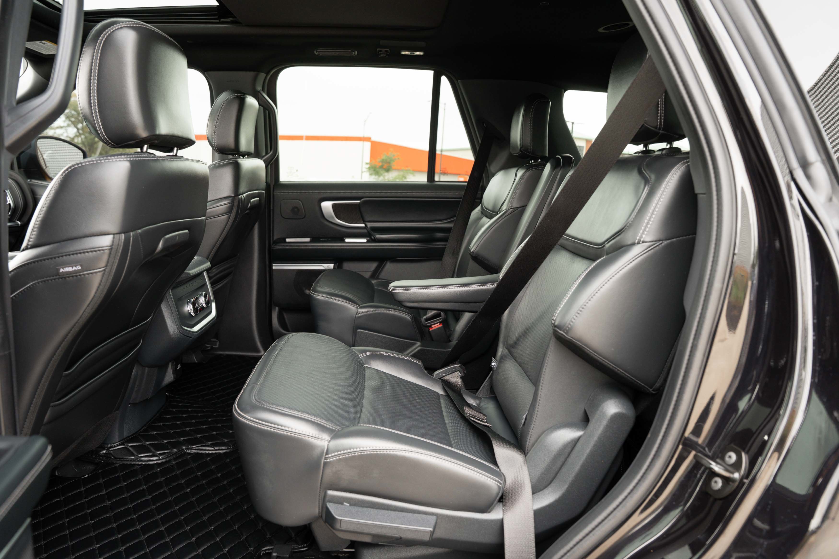 Used 2025 Agate Black Metallic Ford Platinum image 24