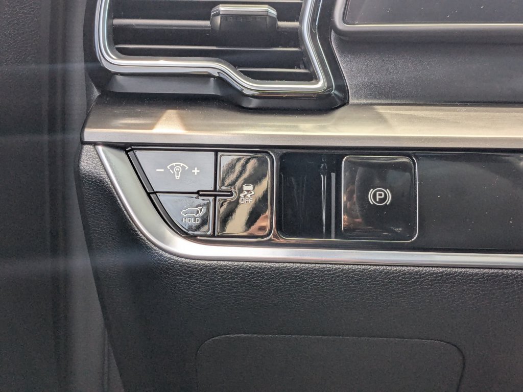 Used 2025 Everlasting Silver Kia EX image 21