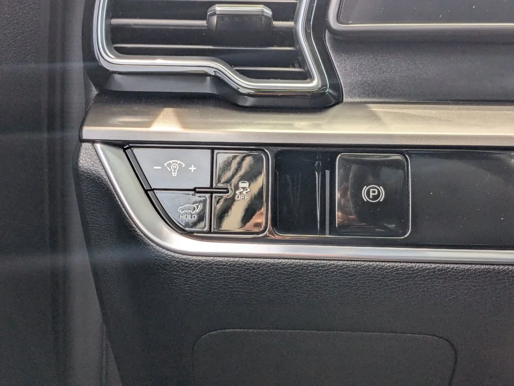 Used 2025 Everlasting Silver Kia EX image 21