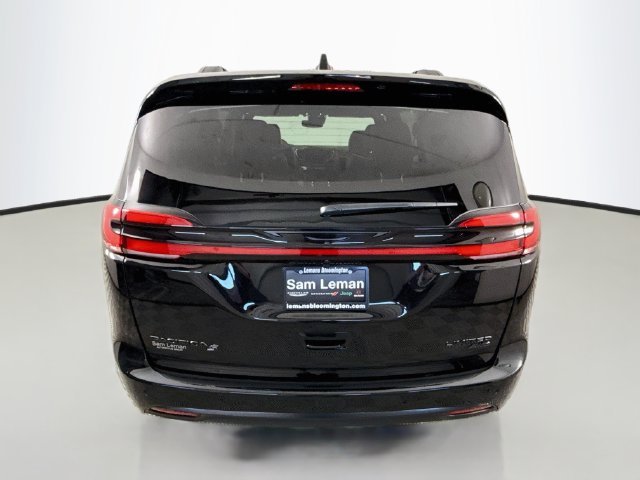 New 2027 Diamond Black Crystal Pearl-Coat Paint Chrysler Limited image 6