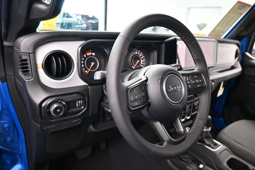 Used 2025 Hydro Blue Pearl Coat Jeep Sport S image 14