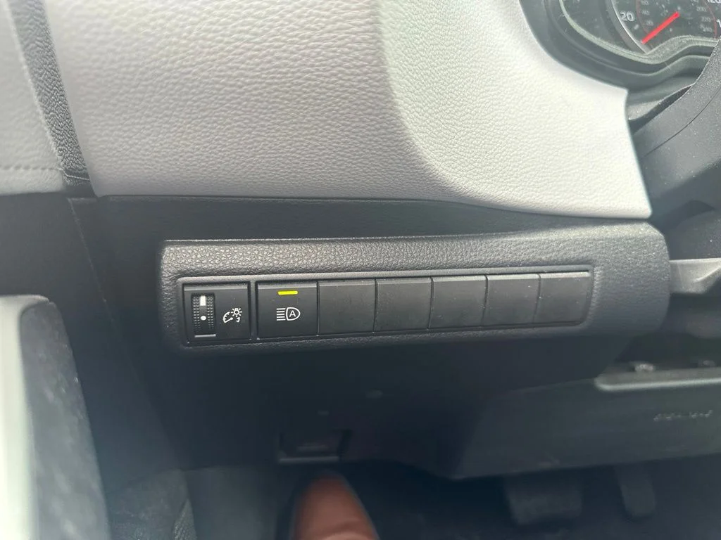 Used 2020 Classic Silver Metallic Toyota SE image 19