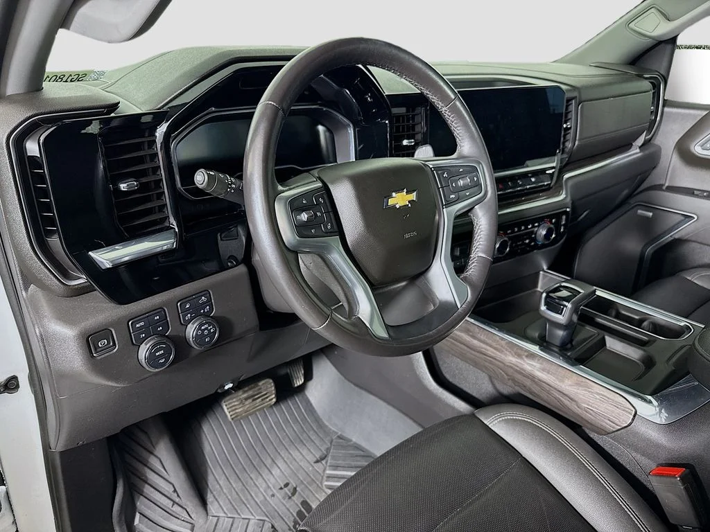 Used 2022 White Chevrolet LTZ image 9