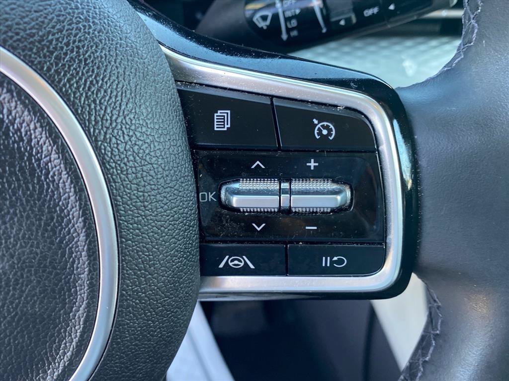 Used 2022 Silky Silver Kia LXS image 17