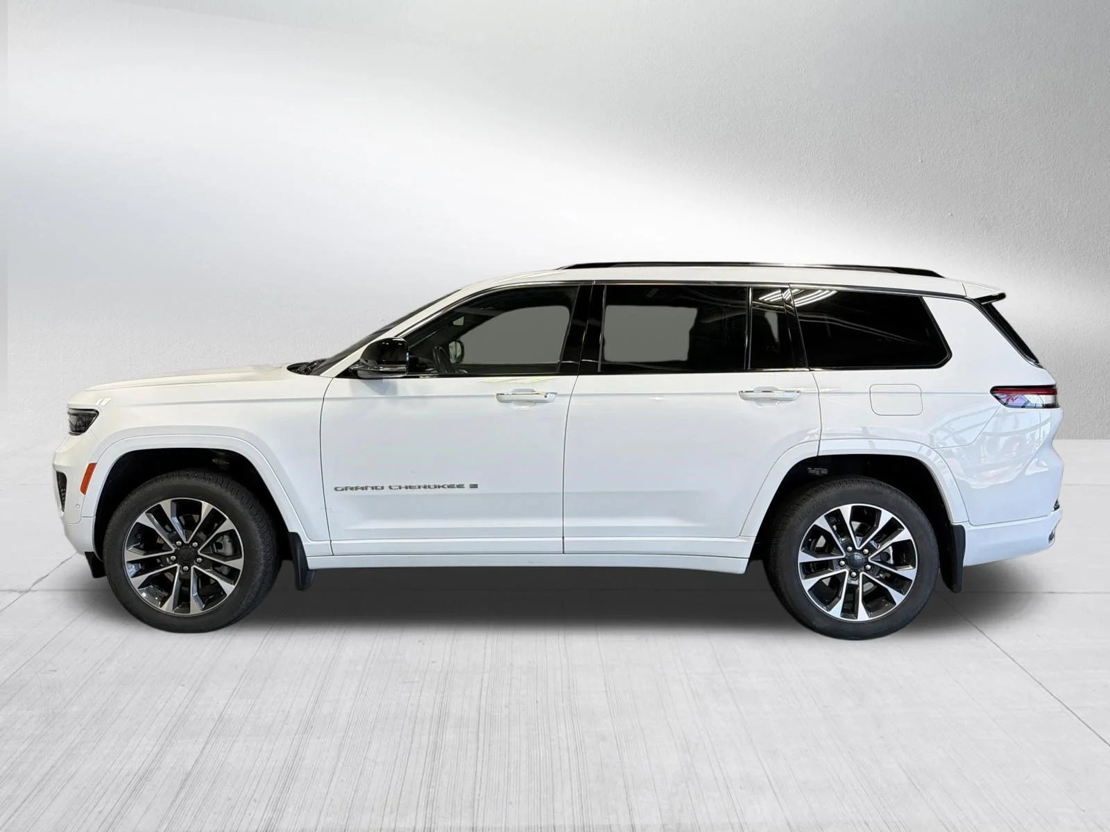 Used 2022 Bright White Clearcoat Jeep Overland image 4