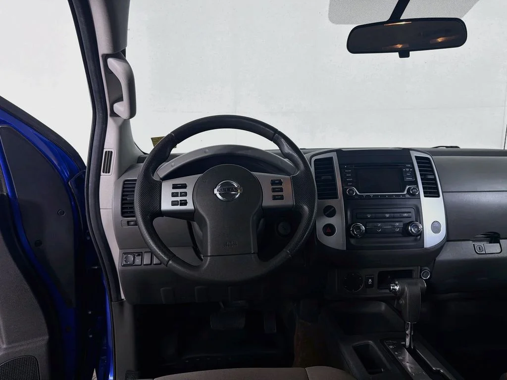 Used 2015 Blue Nissan S image 19