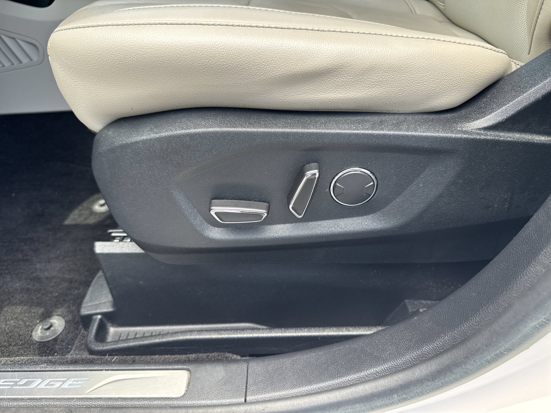 Used 2018 White Platinum Clearcoat Metallic Ford Titanium image 21
