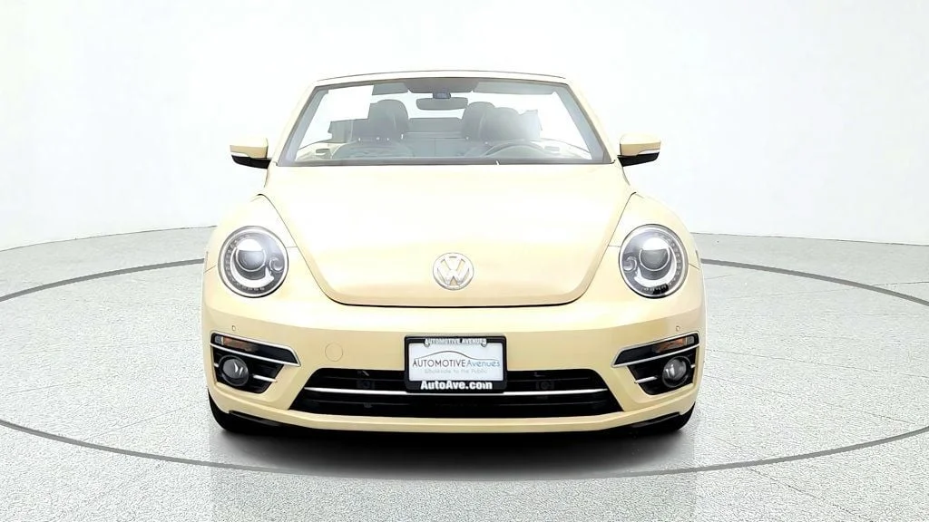 Used 2019 Deep Black Pearl Metallic/Black Roof Volkswagen SE Automatic image 2