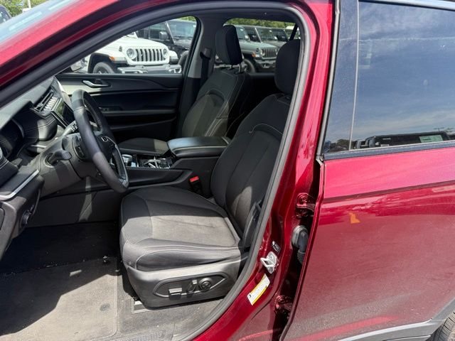 Certified Used 2023 Velvet Jeep Laredo image 8