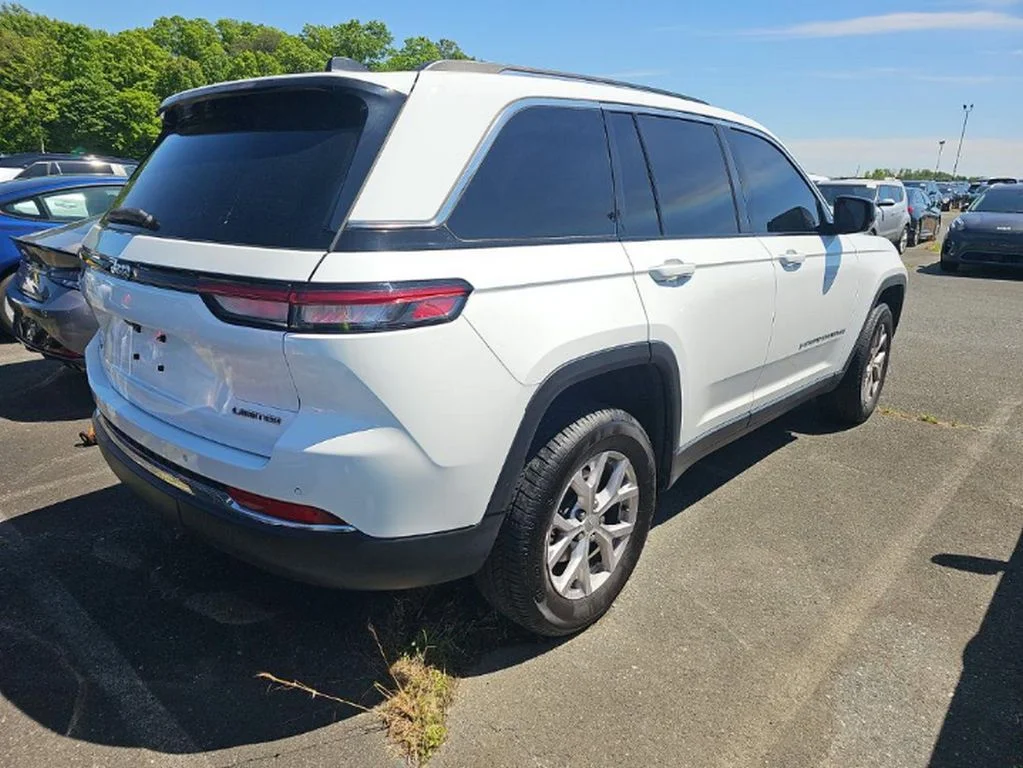 Used 2022 Bright White Clearcoat Jeep Limited image 4