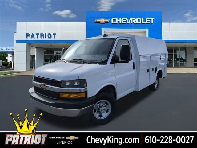 Summit White 2025 Chevrolet Express Chassis 3500 Cutaway 139 Van Rear-Wheel Drive