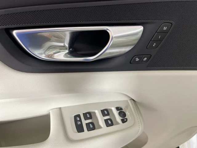 2025 Volvo XC60 Plus - Photo 16