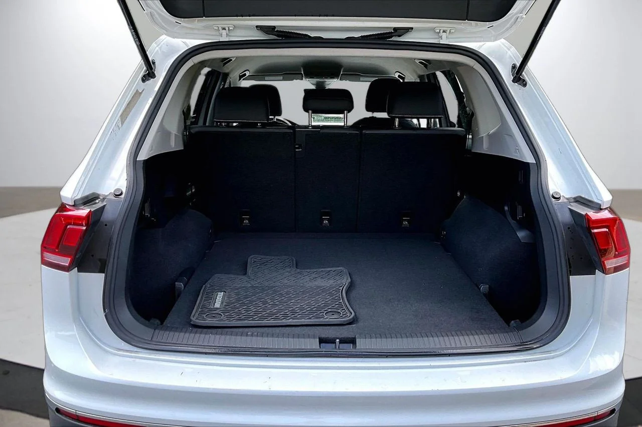 Certified Used 2023  Volkswagen 2.0T SE image 24