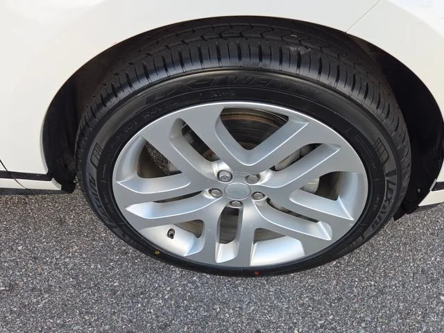 Used 2020  Land Rover R-Dynamic SE image 18