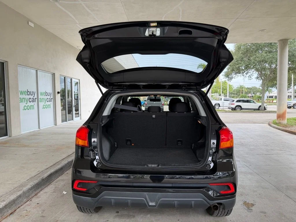 Used 2019 Black Mitsubishi  image 29