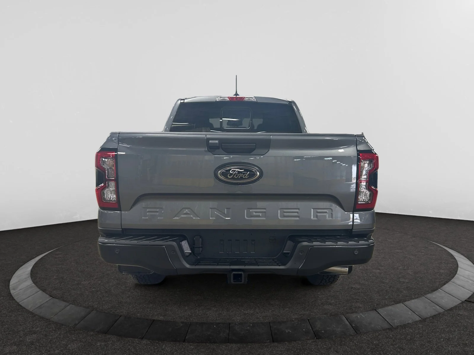 New 2026 Carbonized Grey Metallic Ford XLT image 4