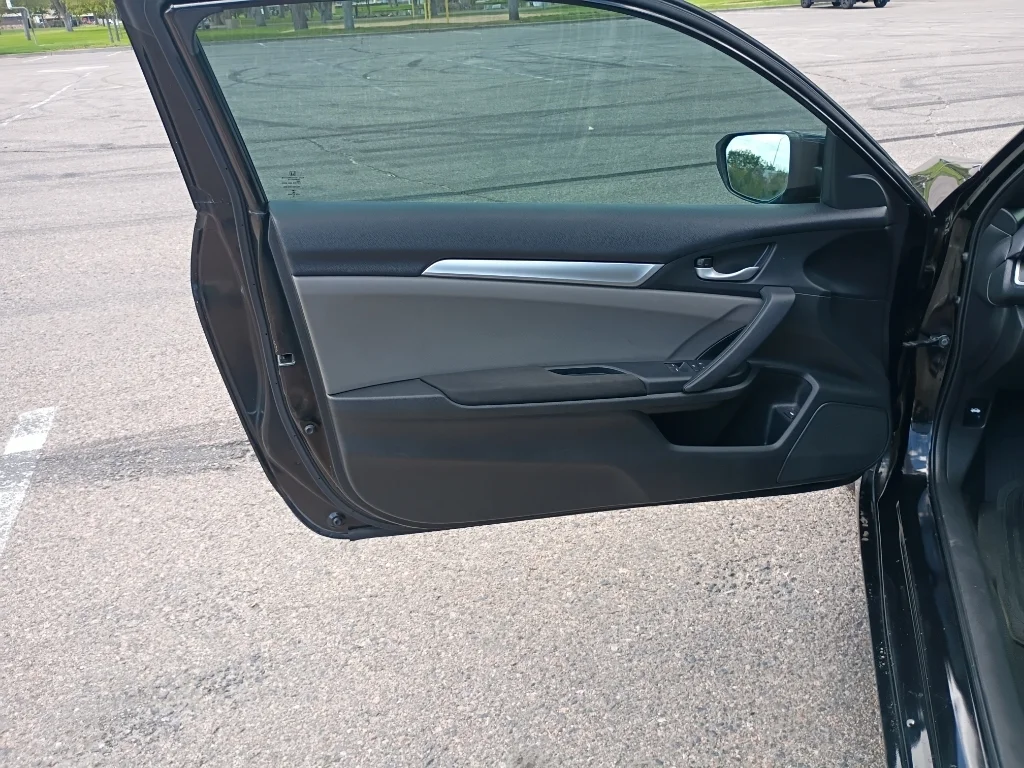 Used 2018 Crystal Black Pearl Honda LX-P image 15
