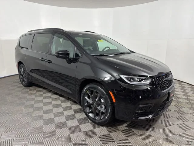 2026 Chrysler Pacifica Select AWD's photo
