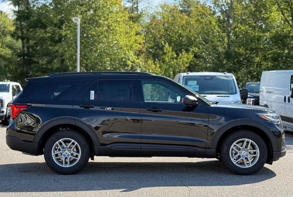 New 2027 Agate Black Metallic Ford Active image 3