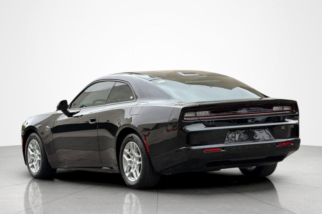 Used 2025 DIAMOND BLACK CRYST Dodge R/T image 3