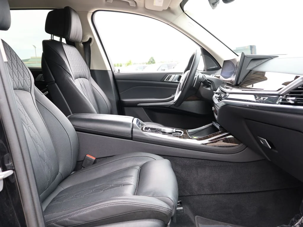 Used 2025 Black BMW xDrive40i image 9
