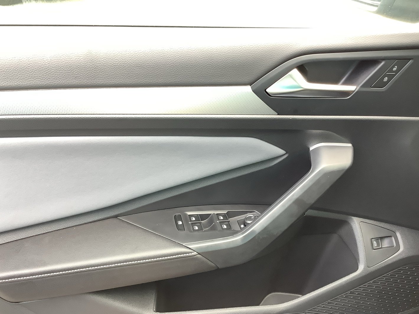 New 2027 OPAL WHITE Volkswagen SE image 27