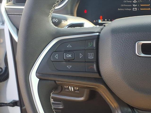 New 2025 Bright White Clear-Coat Exterior Paint Jeep Laredo image 37